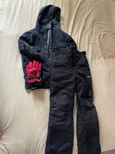 Kalhoty, bunda a rukavice na lyze zhruba na 12-13 let.