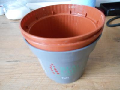 3x plastový květináč