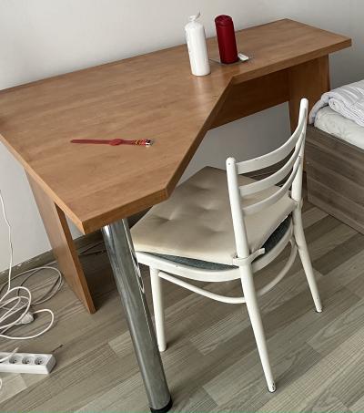 Pracovní stůl, židle a poličky