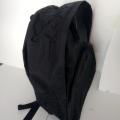 Černý lehký obyčejný batoh