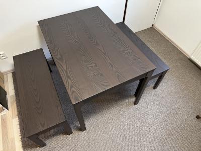 Jídelní set (stůl + 3 lavice), tmavá barva, původ Ikea