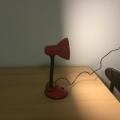 Červená stolní lampička
