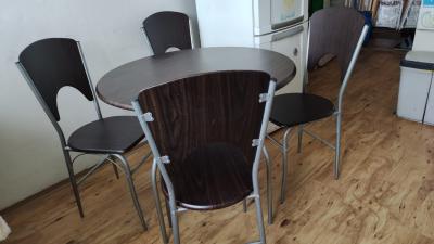 Kulatý jídelní stůl a čtyři židle