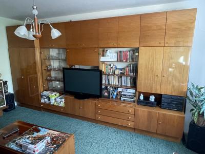 Darujem obývaciu stenu