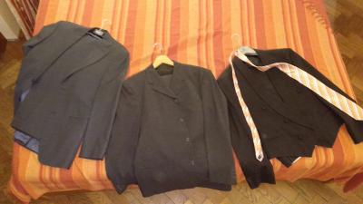 obleky (sako + kalhoty), košile, čepice, třička