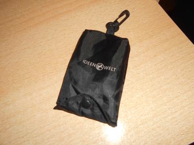 Lehká malá kapsička s karabinkou