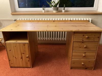 Dřevěný psací stůl se šuplíky