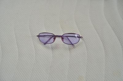 fialové sluneční brýle