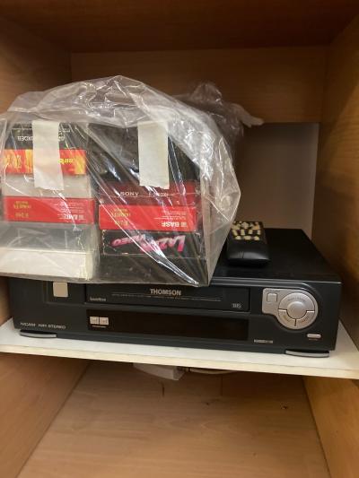 Video přehrávač na VHS Thomson a kazety VHS