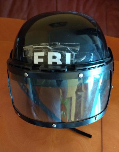 Daruji  helmu FBI pro děti