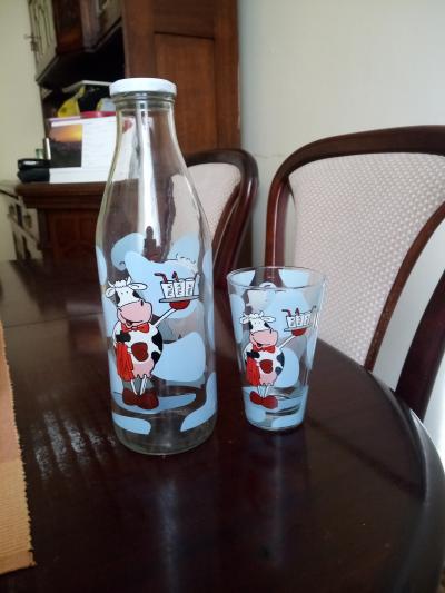 Skleněná láhev a sklenice se vzorem kravičky