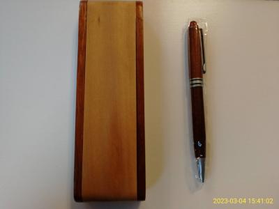 Pero v dřevěném obalu