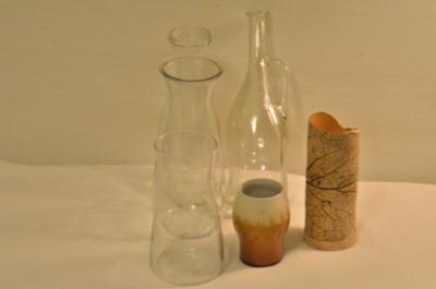 různé skleněné vázy