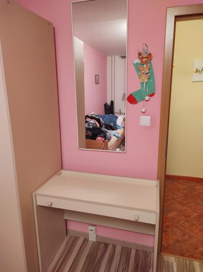 Toaletní stolek se zrcadlem