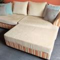 Velké sofa s velkým taburetem
