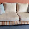 Velké sofa s velkým taburetem