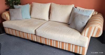 Velké sofa s velkým taburetem