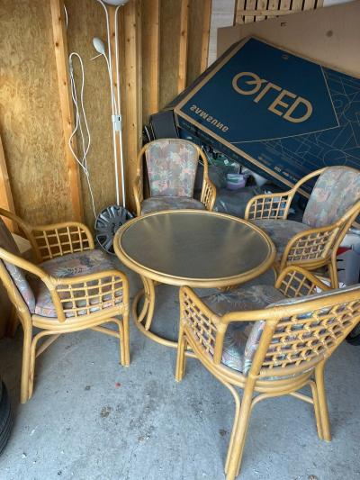 Zahradní stoly a židle