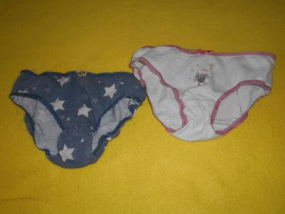 2x dětské kalhotky.