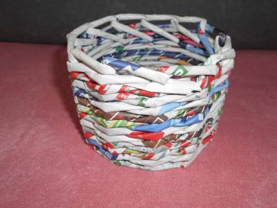 Košíček z papíru pevný.