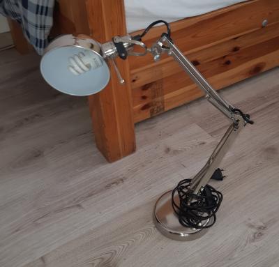 Chromovaná stolní lampička Ikea