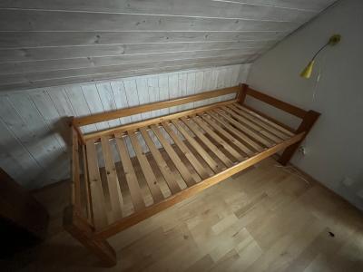 jednolůžková postel z masivu