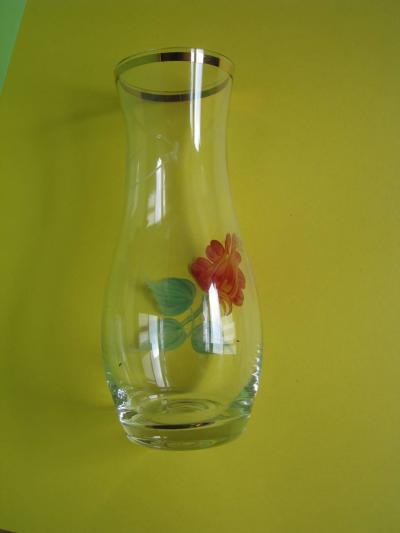 Menší skleněná váza se zlatým proužkem a květinovým motivem
