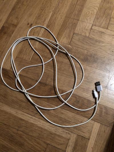 Kabel nabíjecí iPhone nefunkční