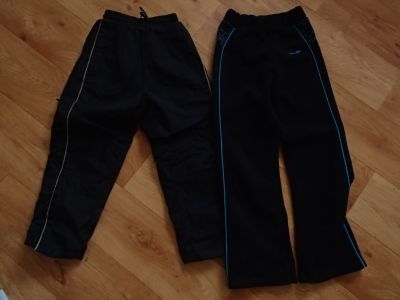 Dvoje kalhoty chlapecké - 116 a 122