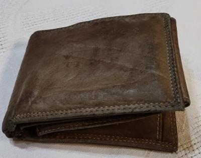 Kožená peněženka se spoustou kapsiček a přihrádek.