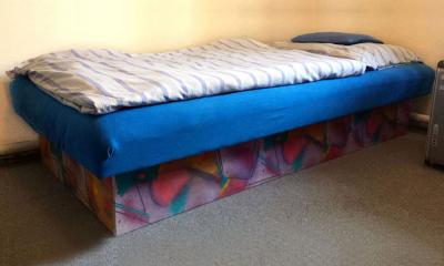 Postel/válenda s úložným prostorem