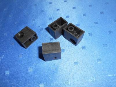 Plastové kostičky k nějakému nábytku