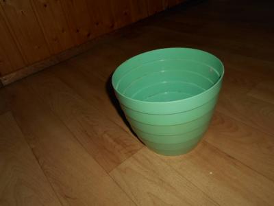 Zelený kryt na květináč.