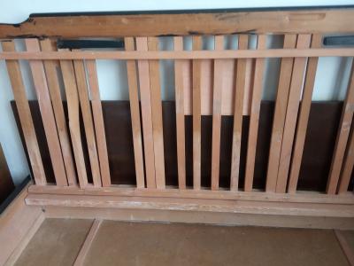 Dřevěná rozkládací postel s dřevěným roštem