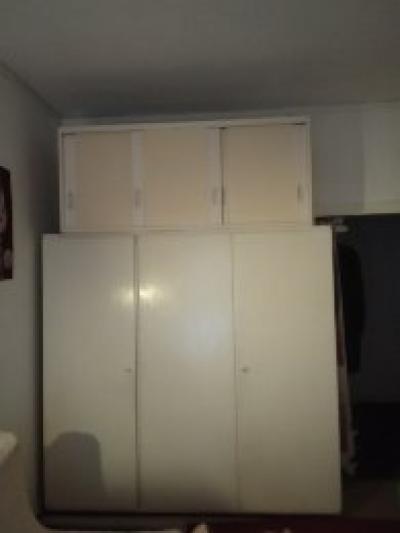 Bílé skříně s nástavci