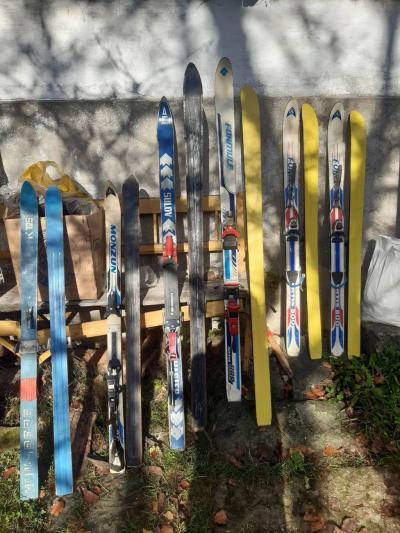 Staré dětské lyže různé velikosti