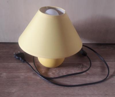 Malá žlutá lampička se žárovkou.