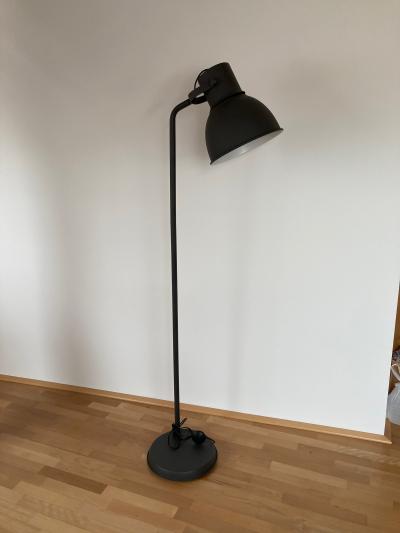 Stojací lampa IKEA Hektar, tmavě šedá