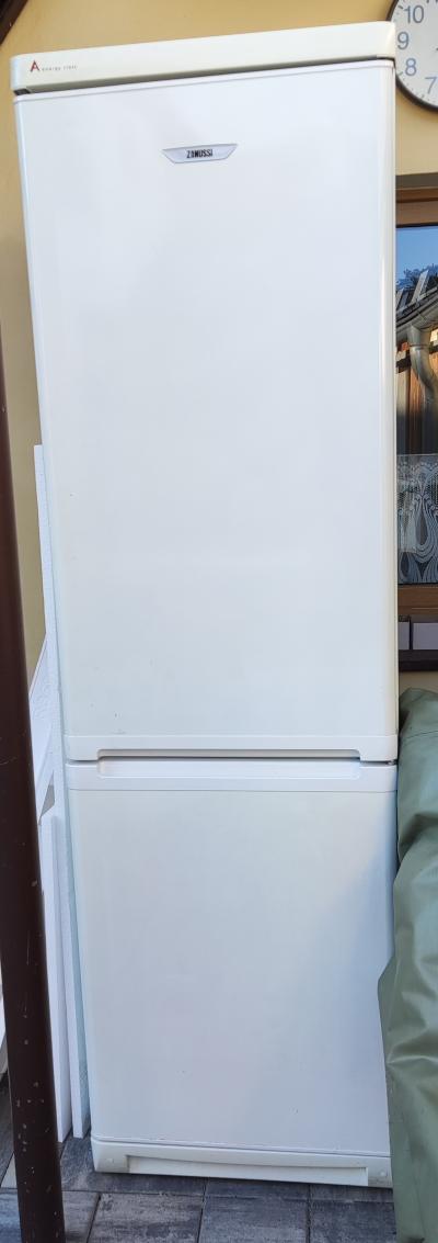 Dvoumetrovou lednici s velkým mrazákem šíře 60,hloubka 60cm