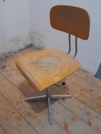 Úklid sklepa: Dětská retro židlička