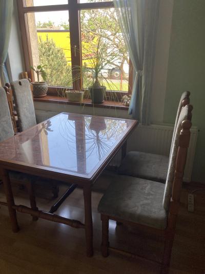 Jídelní stůl + 4 židle