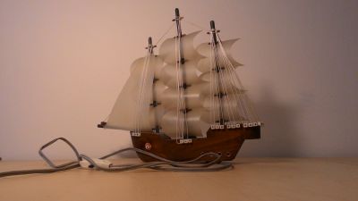 Originální lampa ve tvaru lodi