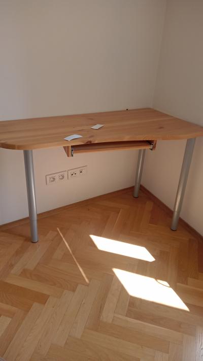 Rohový třínohý stolek