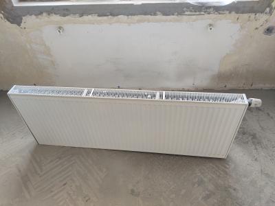 3x radiátor a litinová vana