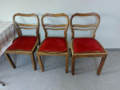3 staré židle