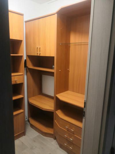 skrine z obyvakove steny