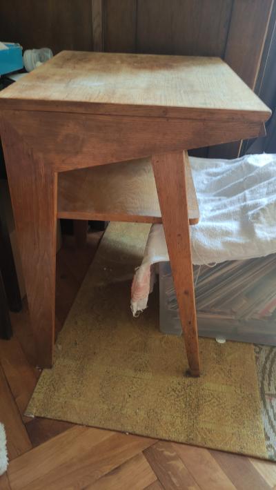 Starý odkládací/televizní stolek k  renovaci.