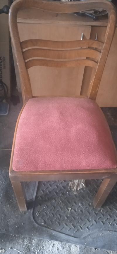 dreveny stul a bily velky stul