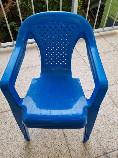 Dvě modré dětské plastové židle
