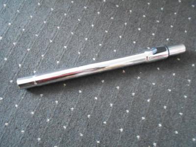 Kovová teleskopická tyč k vysavači.